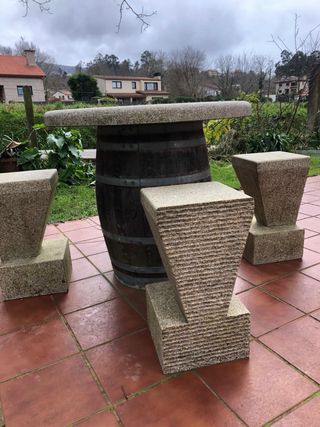 Mesa piedra + barril y 4 taburetes granito