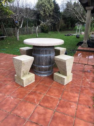 Mesa piedra + barril y 4 taburetes granito