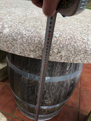 Mesa piedra + barril y 4 taburetes granito