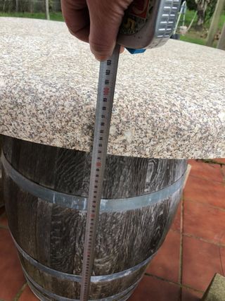Mesa piedra + barril y 4 taburetes granito