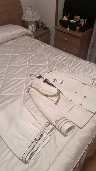 Trajes de comunión blancos y dorados Almirante