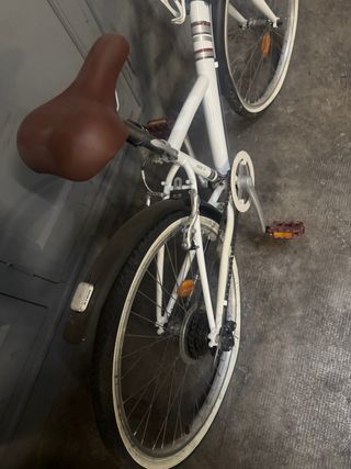 Bicicleta infantil blanca con cesta