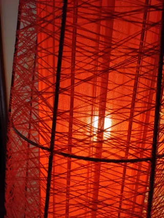 Lámpara de pie roja de tela