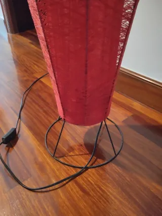 Lámpara de pie roja de tela