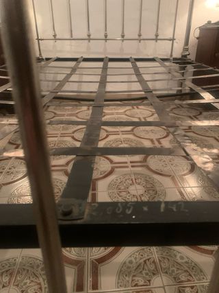 Cama de hierro forjado con cabecero