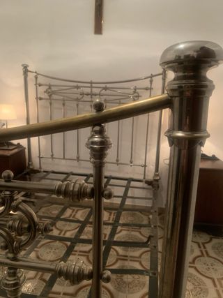 Cama de hierro forjado con cabecero