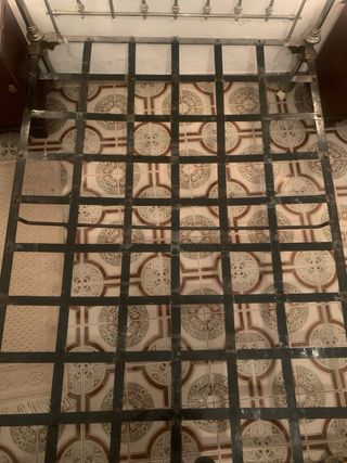 Cama de hierro forjado con cabecero