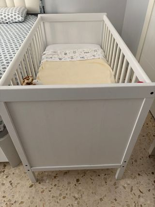 Cuna de bebé blanca