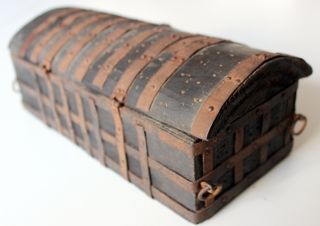 Cofre antiguo madera y hierro forjado