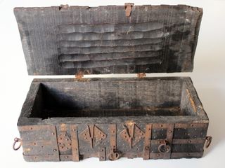 Cofre antiguo madera y hierro forjado