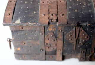 Cofre antiguo madera y hierro forjado