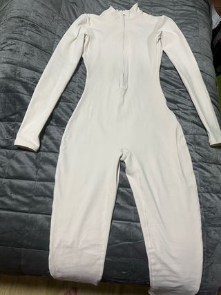 Mono blanco roto con cremallera