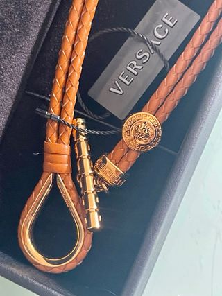 Colgante Versace Cuero Trenzado Unisex Caramelo