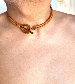 Colgante Versace Cuero Trenzado Unisex Caramelo