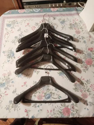 8 Perchas de plástico para trajes y ropa pesada,