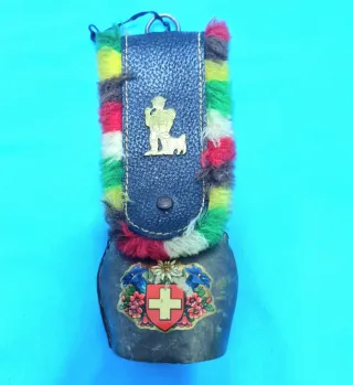Cencerro suizo antiguo con funda