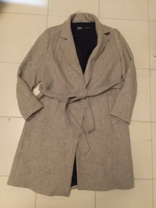 Abrigo Zara gris con cinturón