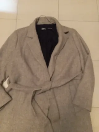 Abrigo Zara gris con cinturón