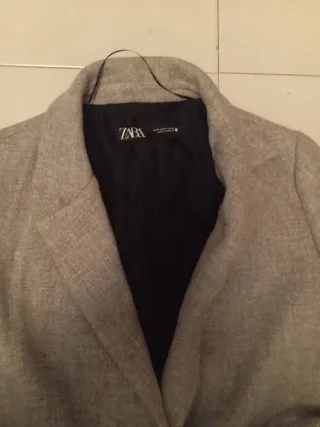Abrigo Zara gris con cinturón