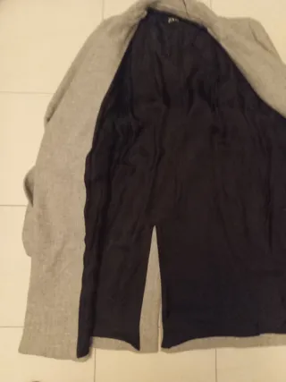 Abrigo Zara gris con cinturón