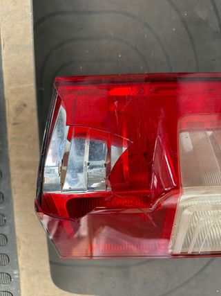 Piloto trasero izquierdo Renault Master con golpe