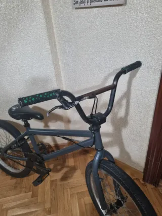 Bicicleta BMX gris