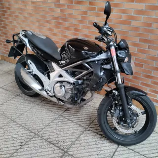 Suzuki Gladius 650 Negra