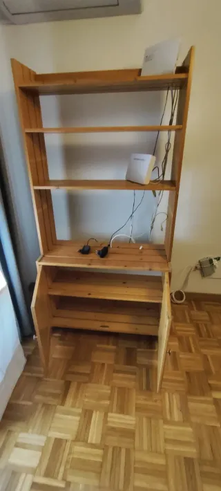 Estantería de madera natural