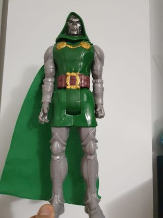 Doctor Doom Titan Hero 30 cm