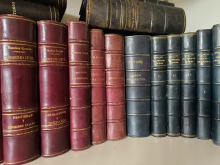 Libros de Derecho antiguos/Decoración 8-10€ unidad