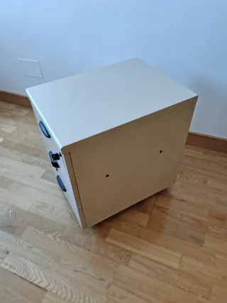 Cajonera de oficina beige con cerradura