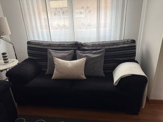 Sofá de tela negro y multicolor