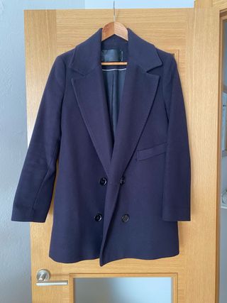 Abrigo Uterqüe oversize botones morado T.S