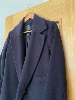 Abrigo Uterqüe oversize botones morado T.S