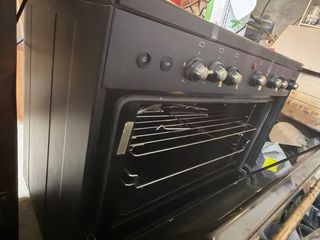 Cocina negra con horno