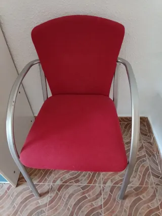 Mesa de oficina modular y silla