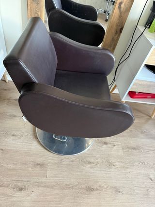Dos Sillones de Peluquería Marrones