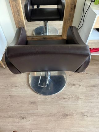 Dos Sillones de Peluquería Marrones