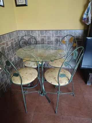Mesa y 4 sillas de forja con cristal