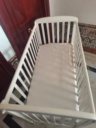 Cuna de madera blanca