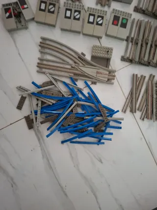 Vías de tren Lego antiguas con fuente