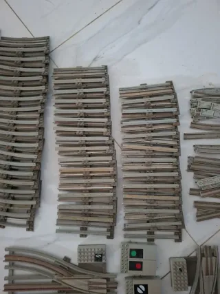 Vías de tren Lego antiguas con fuente