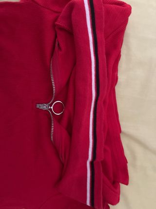 Polo Bershka rojo cremallera