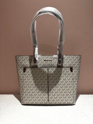 Michael Kors Jet Set Travel MD Tote Bag