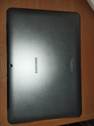 Samsung Galaxy Tab 2 con un cargador incluido
