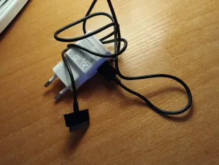 Samsung Galaxy Tab 2 con un cargador incluido