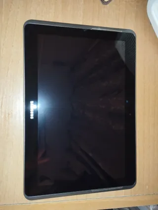 Samsung Galaxy Tab 2 con un cargador incluido