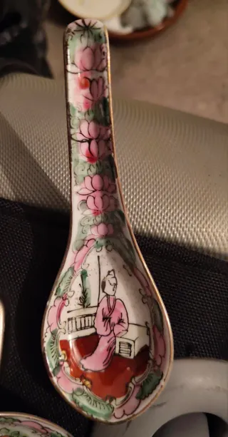 Cerámica de Macao. Cuchara y cuencos decorados