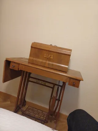 Máquina de coser Alfa antigua de madera
