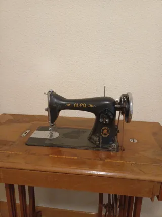 Máquina de coser Alfa antigua de madera